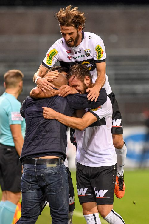 Der Geburtstagsjubel: Nach dem Führungstreffer eilten die Spieler zu Klaus Schmidt. Im Bild jubeln Emanuel Schreiner und Patrick Salomon mit ihrem Coach. gepa