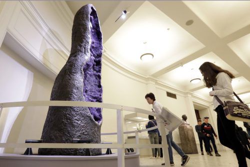 Der violett funkelnde Amethyst-Kristall zählt zu den weltweit größten seiner Art.  AP
