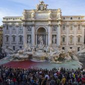 Rotes Wasser im Trevi-Brunnen