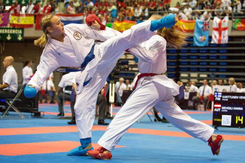 Hanna Devigili (l.) holte sich mit sechs Siegen im Kumite der Kadetinnen über 54 kg in souveräner Manier den Turniersieg. Verband