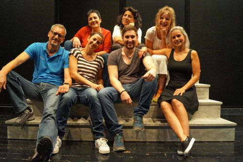 Die Amateurtheatergruppe „Rampenlicht“ aus Lauterach zeigt „Fünf Frauen und ein Mord“.