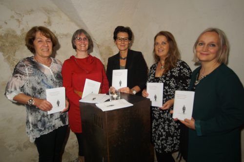 Die Autorinnen Monika Jäger, Pascale Dietrich, Claudia Kramlik, Ursula Flajs und Brigitte Breuss (v.l.), nicht auf dem Bild ist Silvia Wastian.