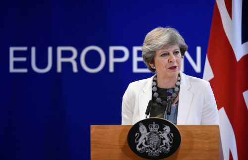 Die britische Premierministerin May wurde in Brüssel nicht allzu konkret. London werde seine Verpflichtungen aber einhalten, betonte sie. AFP