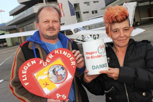 Die engagierten Flohmarkt-Organisatoren Peter Forsthuber und Silke Windisch laden mit ihrem Team 25 Kinder mit Handicap zu einem Rundflug ein.