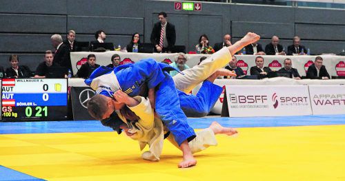 Die entscheidende Aktion im Finale der 100-kg-Klasse: Nach 21 Sekunden im Golden Score gelingt Laurin Böhler (blauer Kimono) der Ippon gegen Alexander Willnauer.  Verband