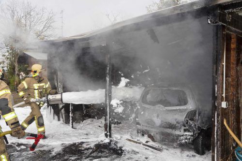 Die Feuerwehr konnte das völlige Abbrennen des Carports und Fahrzeuges nicht mehr verhindern.  D.Mathis