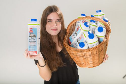 Larissa hat sich mit Ländle-Milch-Packungen eingedeckt, auf denen Gewinncodes stehen. Somit besteht für sie die Chance, den Opel Crossland X zu gewinnen. VN/steurer