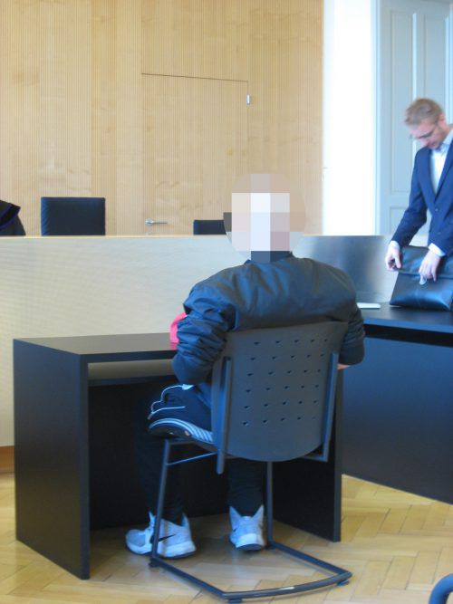 Die junge Angeklagte kam leicht verspätet zur Verhandlung ins Landesgericht Feldkirch. Eckert