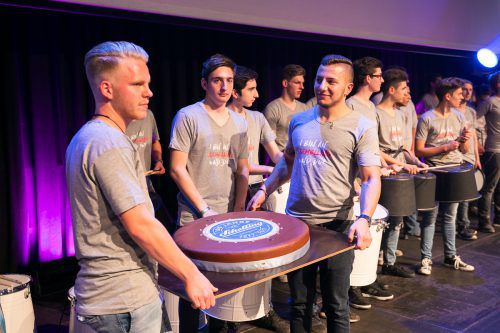 Die Zukunft des Schwarzacher Anlagenbauers: Die Schelling-Lehrlinge überbrachten bei der Feier im Festspielhaus Bregenz die Torte zum 100. Geburtstag. Firma
