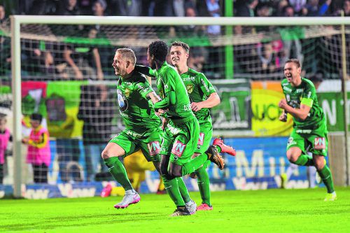 Doppeltorschütze und Matchwinner Daniel Sobkova (links) jubelt. Majeed Ashimeru und Pius Dorn freuen sich mit dem Oberösterreicher. gepa