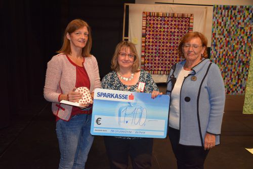 Doris Klinger (Obfrau Götzner für Götzner) sowie Elisabeth Skala und Helga Mayr von der Patchwork Gilde Austria mit dem Spendenscheck. Veronika Hotz