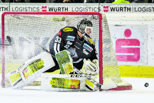 Dornbirns Ronan Quemener ist der Schwerarbeiter unter den Torhütern in der Erste Bank Eishockeyliga.  gepa