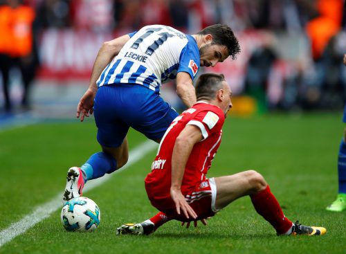 Eine Szene mit Folgen: Bayern-Star Franck Ribéry bleibt im Rasen des Berliner Olympiastadions hängen und verdreht sich das linke Knie. Reuters