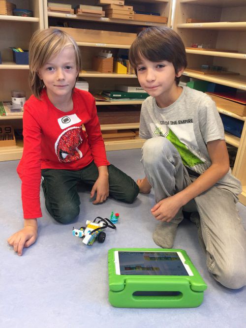 Elias und Gabriel haben einen Lego-Roboter gebaut und steuern diesen mit dem iPad.