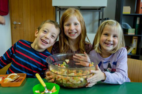 Emilian (6), Marion (9) und Sonja (6) ließen sich den Obstsalat schmecken. VN/Paulitsch