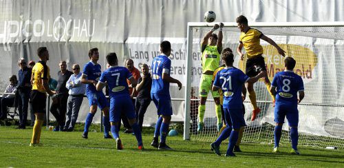 Engagierte Teams und zahlreiche Fußballfans beim Derby im Hoferfeld. m. Obexer