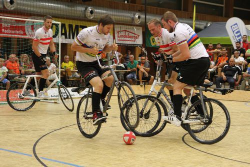 Entweder die Serienweltmeiser Patrick Schnetzer/Markus Bröll oder Simon König/Florian Fischer vertreten Österreich bei der Heim-WM in fünf Wochen in Dornbirn. schwämmle