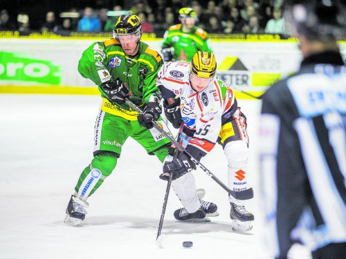 Feldkirch war im Derby gegen Lustenau meist einen Schritt schneller – im Bild VEU-Verteidiger Niklas Tikkinen (r.) gegen EHC-Angreifer Yan Stastny. sams