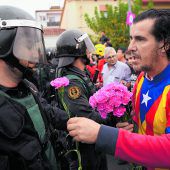 Mit Blumen gegen Polizeigewalt