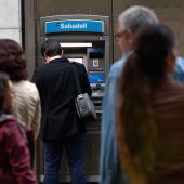 Protest am Bankomat: Zahlreiche Katalanen heben Geld von ihren Konten ab »A4