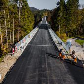 Frischer Asphalt für Lingenauer Brücke