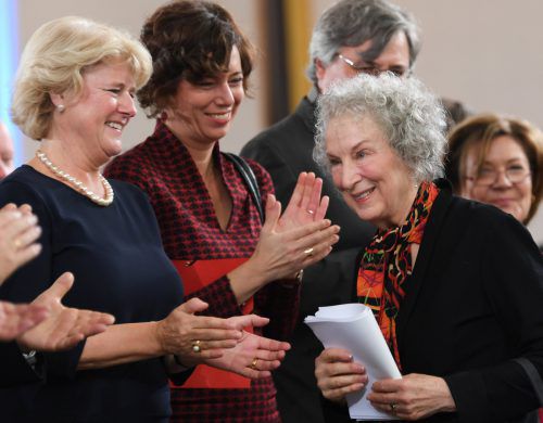 Friedenspreisträgerin Margaret Atwood am Sonntagmittag in der Paulskirche in Frankfurt am Main mit Kulturstaatsministerin Monika Grütters und Laudatorin Eva Menasse. DPA