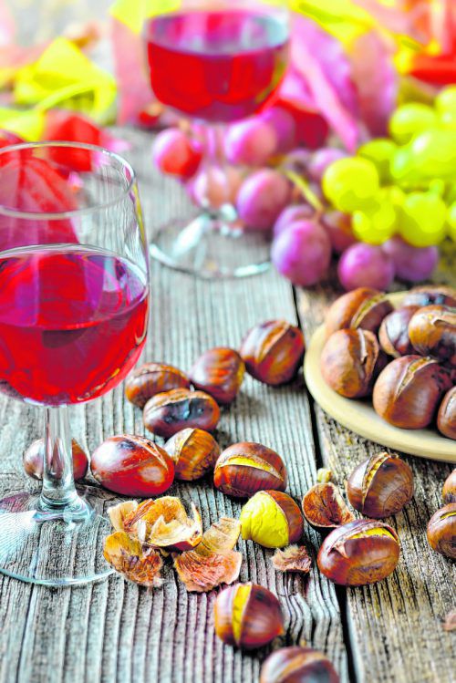 Frische Maroni und Hauswein gehören beim Törggelen dazu. shutterstock
