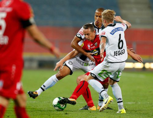 Für Altachs Torjäger Hannes Aigner gab es in Graz beim Cup-Achtelfinale gegen Sturm Graz kein Durchkommen. gepa