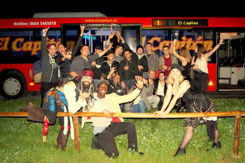 Gerade bei Firmenfeiern ist die Möglichkeit, einen Shuttlebus zu mieten, sehr beliebt.