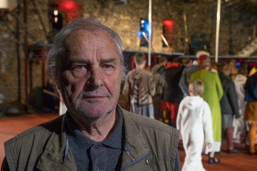 Gerold Amann in der Burgruine Schlins, dem Ort vieler Uraufführungen. VN/KH