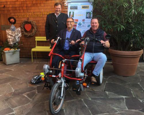 Geschäftsführer Erich Gruber (stehend hinten) präsentierte den Sponsoren das neu angeschaffte Therapiefahrrad bei einer kleinen Feier.