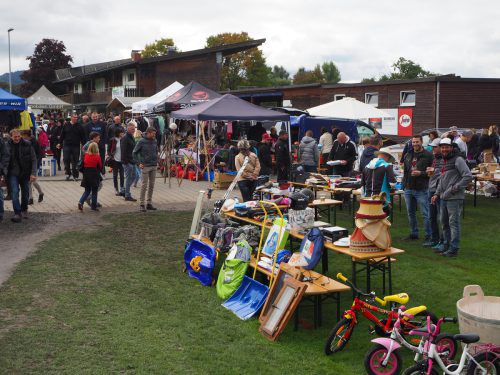 Großer Andrang herrschte am Wochenende beim Röthner Flohmarkt.   Christof Egle