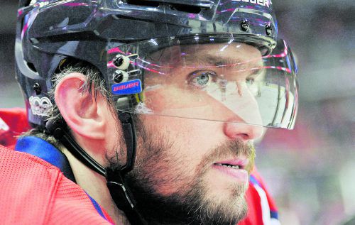 Großes Herz für einen Hilfsbedürftigen: Alexander Owetschkin. ap