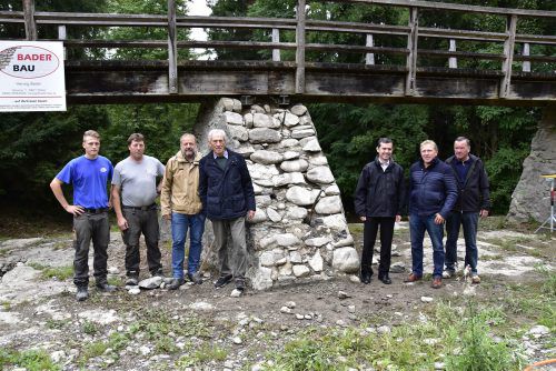 Herwig Bader und Sohn (Bader Bau), Markus Lorenzi, Josef Bechtold (KulturGutTrift) Bürgermeister Martin Summer, Gabriel Marte und Karl Morscher (KulturGutTrift) (von links).