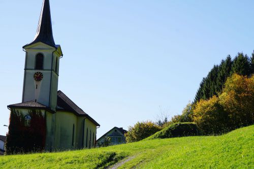 Hinter der St.-Wendelin-Kirche wurde ein Steinschutzdamm errichtet.  hapf