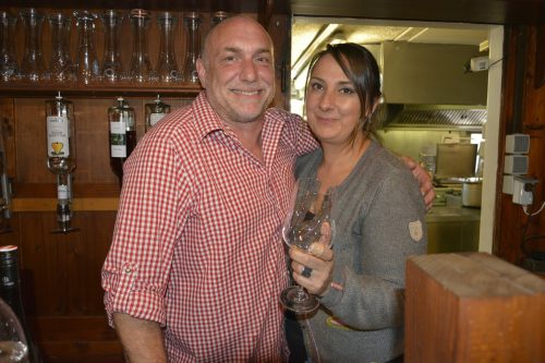 Hüttenwirt Peter Plautz mit Nicole begrüßte die Gäste.