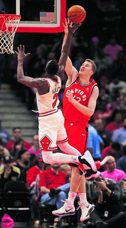 Jakob Pöltl (r.) blockt gegen Jerian Grant von den Chicago Bulls. Österreichs NBA-Beitrag möchte sich in der neuen Saison bei den Toronto Raptors durchsetzen. ap