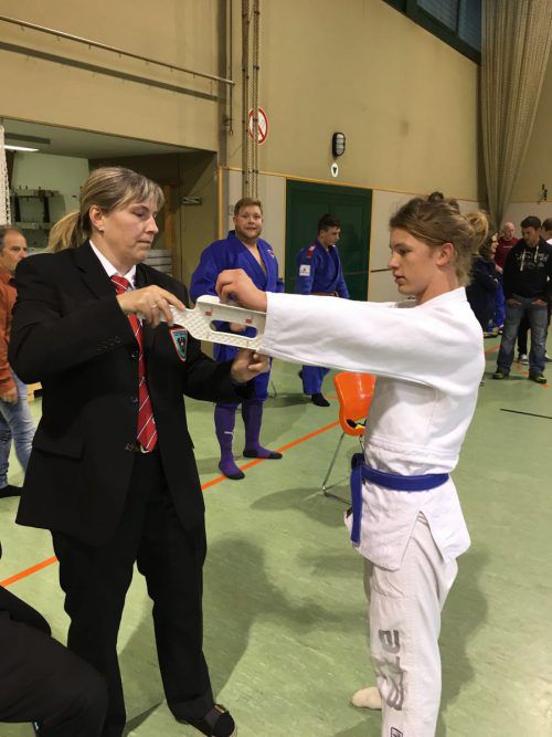 Kampfrichterin Petra Reis (l.) kontrolliert die Armfreiheit des Judoanzuges. Privat
