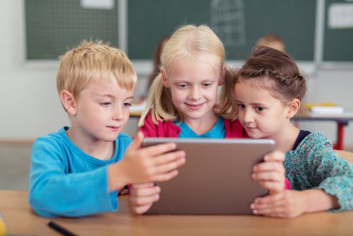 Wie digital sind unsere Schulen? Die Neos wollen es wissen.