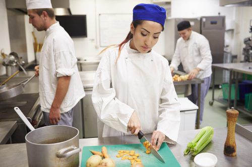 Köchin ist nur ein Beruf von vielen, die in der Gastronomie angeboten werden.