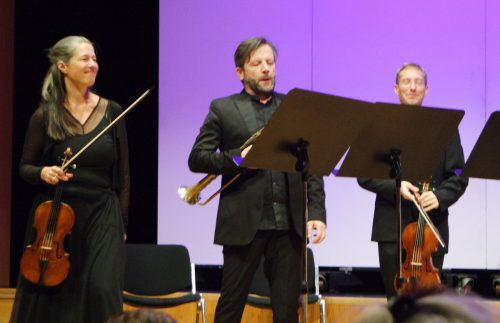 Konzertmeisterin Silvia Schweinberger leitete das Orchester dezent.  edgar schmidt