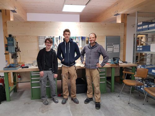 Kremmel & Schneider Lennard Hauss und Niels Abbrederis haben beim Lustenauer Elektrofachbetrieb ihre Lehre als Elektrotechniker begonnen. Michael Hämmerle ist ihr Betreuer.