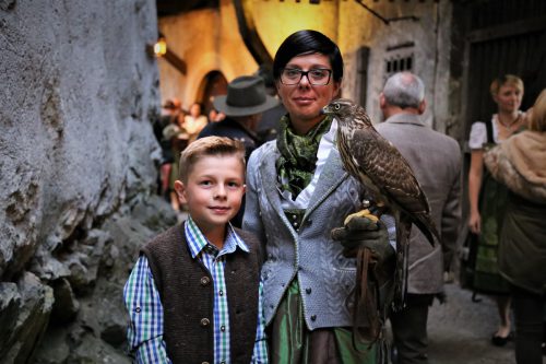 Leon und Svenja Rogelböck brachten einen geflügelten Freund mit.