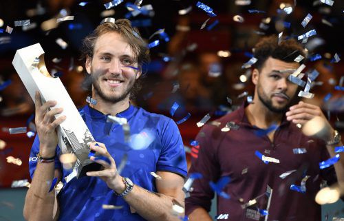 Lucas Pouille mit der Siegertrophäe nach dem 6:1, 6:4 über Tsonga. APA