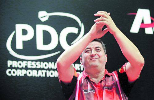 Mensur Suljovic misst sich mit Darts-Größen wie Phil Taylor. gepa