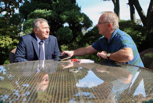 Michael Schwarzinger (l.), österreichischer Botschafter in Seoul, im Gespräch mit VN-Redakteur Klaus Hämmerle. gepa