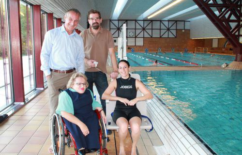 Mit der Vorrichtung können bewegungseingeschränkte Personen ohne fremde Hilfe ins Schwimmbecken und anschließend wieder ins Trockene gelangen.
