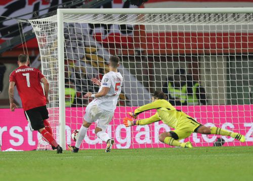 Mit diesem Schuss erzielte Marko Arnautovic das 2:2. Beim 3:2-Siegtreffer von Louis Schaub konnte er Serbiens Goalie iritieren. apa