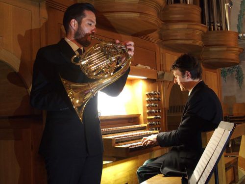 Mit Lukas Rüdisser und Helmut Binder waren kompetente Musiker am Werk. Jurmann