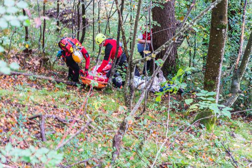 Nach der schwierigen Bergung aus dem alpinen Gelände . . .